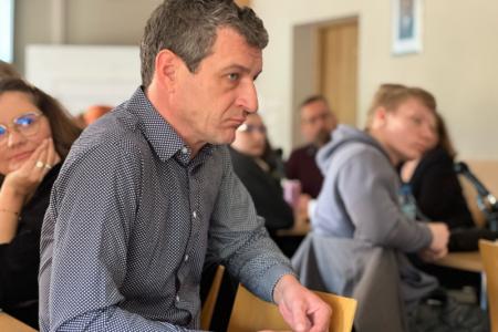 Bartosz Drzewiecki wśród słuchaczy prelekcji