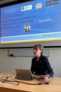 Marina Palìênko w czasie wykładu dla studentów archiwistyki