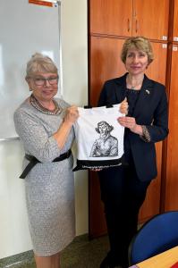Wanda Roman wręcza Marinie Palìênko drobny upominek