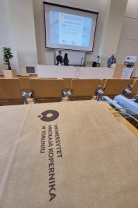 Krzysztof Mikulski otwiera obrady X WSA; poza nim, za stołem prezydialnym, od lewej: Marcin Smoczyński i Katarzyna Łukasiak