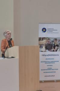 Halina Robótka w czasie wystąpienia