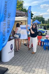 Agnieszka Rosa prezentuje jedną z kart gry