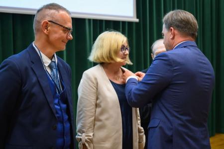 Wiesława Kwiakowska otrzymuje Srebrny Krzyż Zasługi; pierwszy z lewej - Wiesław Nowosad