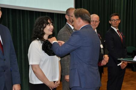 Agnieszka Rosa otrzymuje Brązowy Krzyż Zasługi; pierwszy z prawej - Hadrian Ciechanowski