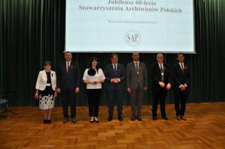 odznaczeni Brązowym Krzyżem Zasługi; drugi z lewej Szymon Różyński, obok Agnieszka Rosa, trzeci z prawej Igor Makacewicz, z brzegu Hadrian Ciechanowsk