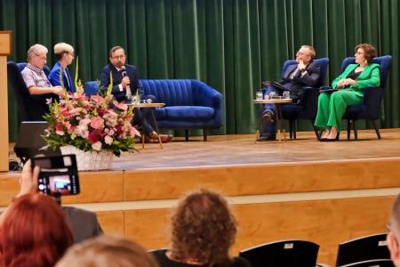 Robert Degen w trakcie dyskusji panelowej; od lewej Eugeniusz Borodij, Maria Brzeska-Wasik, drugi z prawej Adam Baniecki, obok Monika Płuciennik