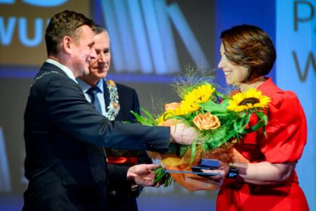 Katarzyna Królczyk otrzymuje medal Za zasługi dla Koszalina