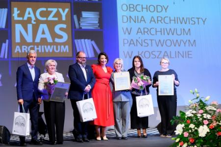 Wyróżnione archiwistki: Katarzyna Maksymowicz, Bożena Sadlak, Ewa Gregorek z przełożonymi i dyrektor Katarzyną Królczyk