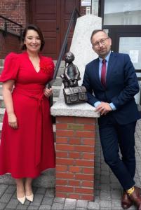 Katarzyna Królczyk i Robert Degen z rzeźbą Julka Jamneńskiego Archiwisty