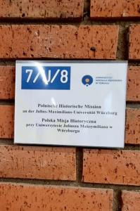 Tablica przed pomieszczeniami Polskiej Misji Historycznej