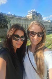 Katarzyna Łukasiak i Marlena Jabłońska w ogrodach Residenz, pałacu mieszczącego m.in. gówna siedzibę Staatsarchiv Würzburg