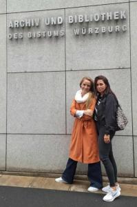 Marlena Jabłońska i Katarzyna Łukasiak przed nowoczesnym gmachem biblioteki i archiwum biskupiego w Würzburgu