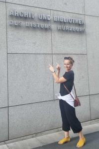 Marlena Jabłońska przed nowoczesnym gmachem biblioteki i archiwum biskupiego w Würzburgu