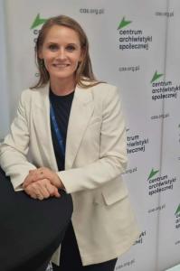 Marlena Jabłońska przed salą obrad VI KAS 