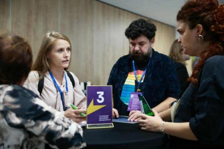 Marlena Jabłońska i Hubert Mazur przy stoliku eksperckim