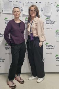 Magdalena Wiśniewska-Drewniak (z lewej) i Marlena Jabłońska przez salą obrad