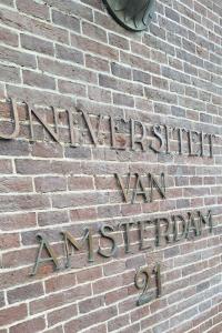 przed wejściem na teren Uniwersytetu w Amsterdami