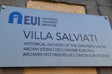 tabliczka przez wejściem do Archiwów Historycznych Unii Europejskiej