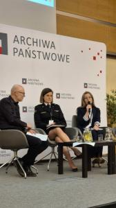 od lewej: Piotr Ogonowski, mł. bryg. dr Monika Wojakowska, dr hab. Marlena Jabłońska, prof. UMK