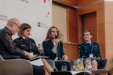 od lewej: Piotr Ogonowski, mł. bryg. dr Monika Wojakowska, dr hab. Marlena Jabłońska, prof. UMK, insp. Jadwiga Kubik