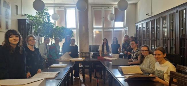 druga grupa studentów w Archiwum UJ