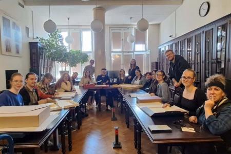 pierwsza grupa studentów w Archiwum UJ
