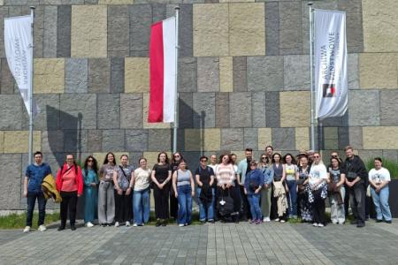 uczestnicy objazdu przed gmachem Archiwum Narodowego w Krakowie