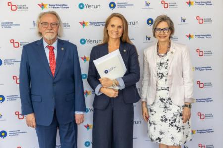 od lewej: Andrzej Tretyn, Marlena Jabłońska, Joanna Kucharzewska