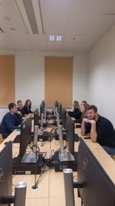 studenci III roku archiwistyki w czasie zajęć z owoczesnej technologii w biurze i archiwum bieżącym