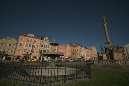 Rynek w Broumovie o poranku