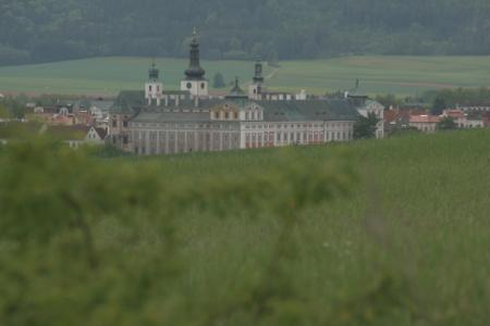 Widok klasztoru w Broumovie ze szlaku do Šonova